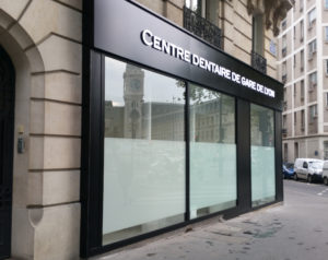 Enseigne lumineuse centre dentaire gare de Lyon et pose dépoli